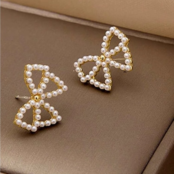 GOLD 4/$25 faux pearl bow stud earrings - Picture 2 of 2
